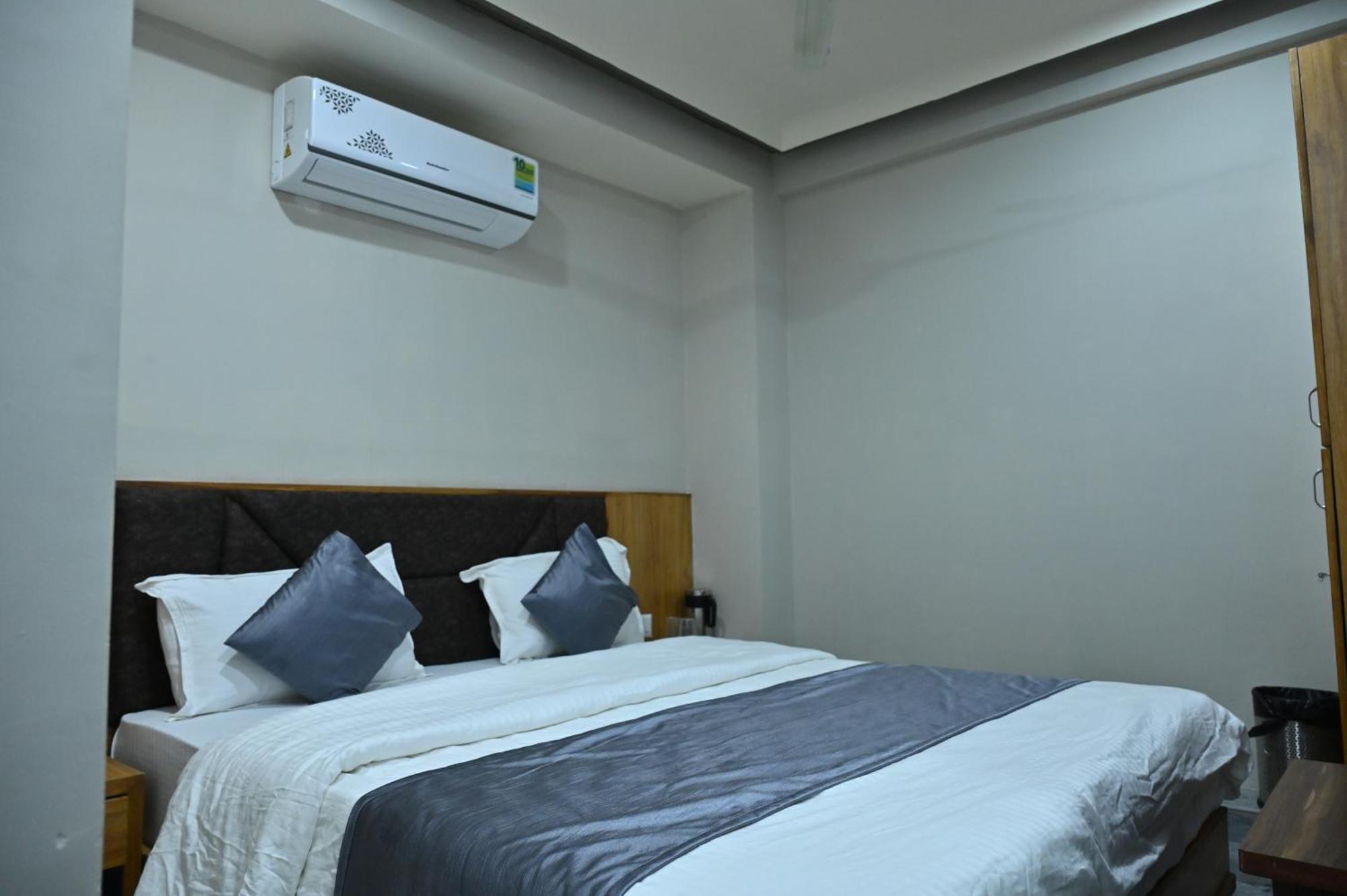 Hotel Sury Villa Ahmedabad Ngoại thất bức ảnh