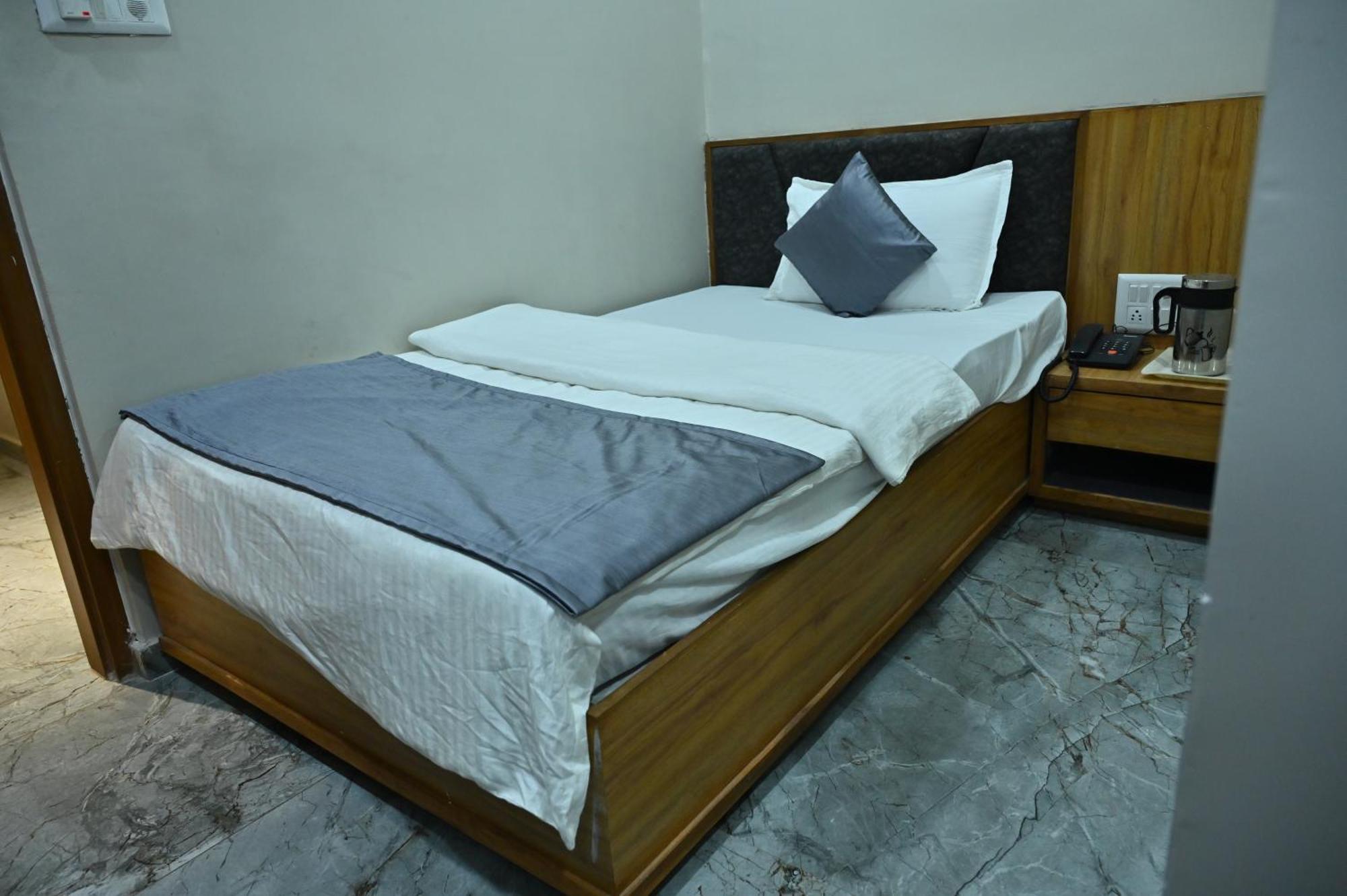 Hotel Sury Villa Ahmedabad Ngoại thất bức ảnh