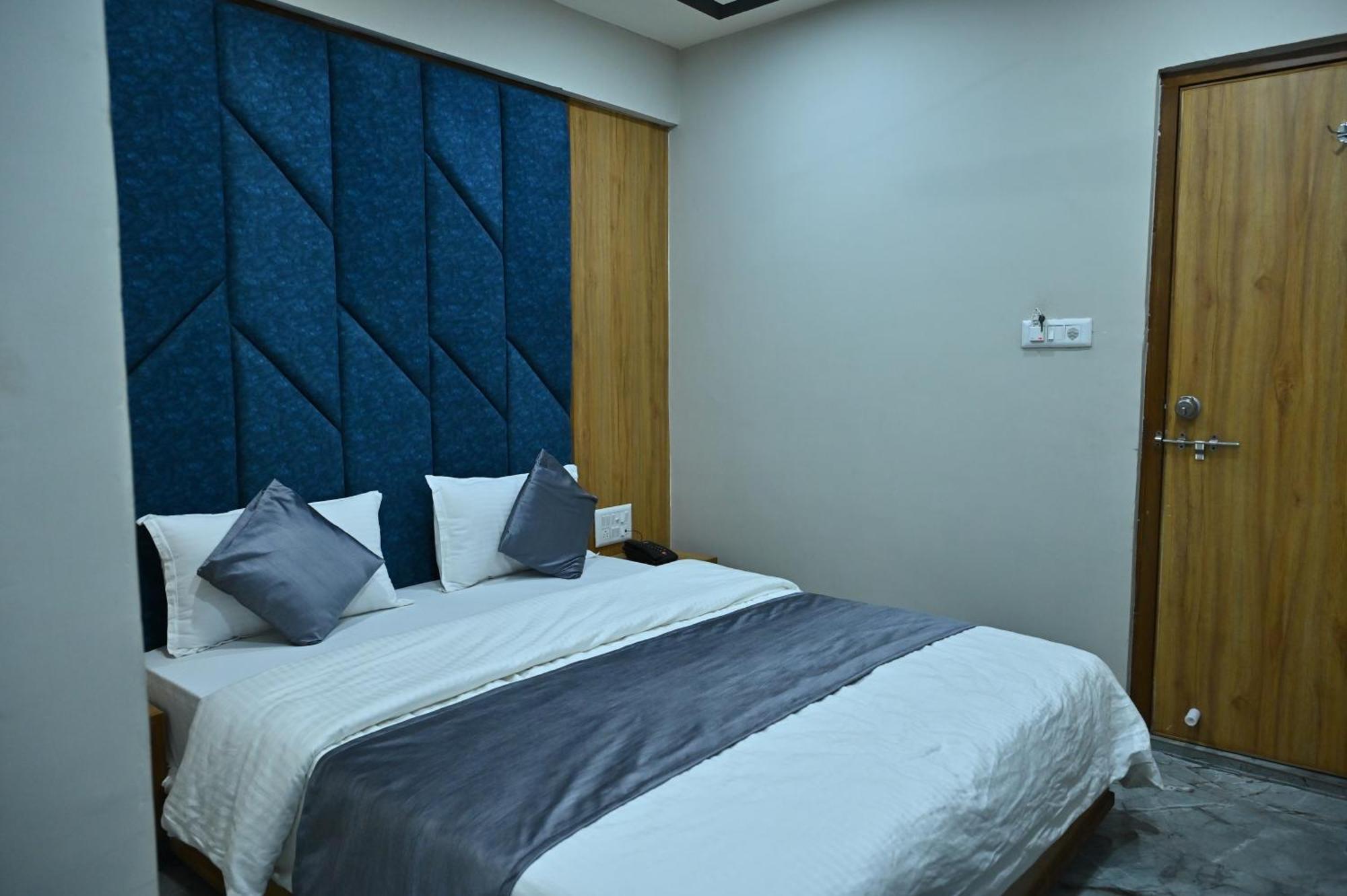Hotel Sury Villa Ahmedabad Ngoại thất bức ảnh